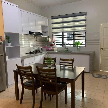 Homestay Maryam Lumut Exteriör bild